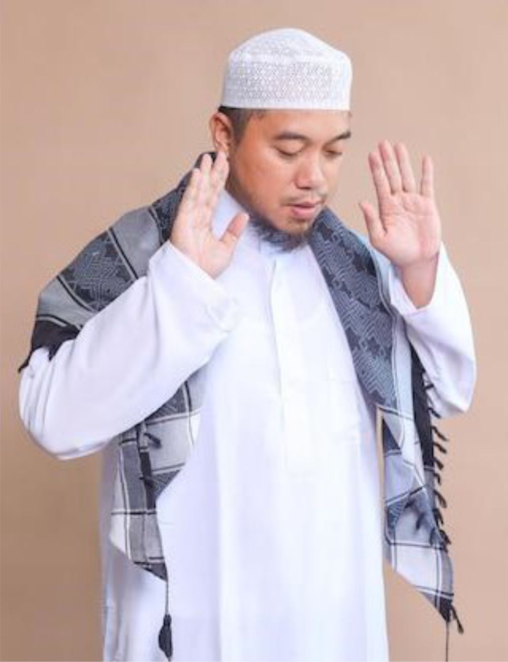 takbiratul ihram, how to start solat, man praying by lifting his hands, what to do before starting prayer